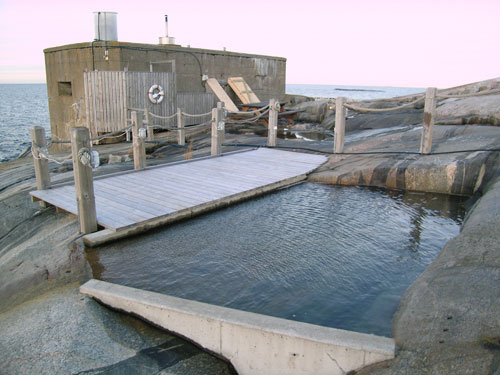 Bastun utomhus med klippool